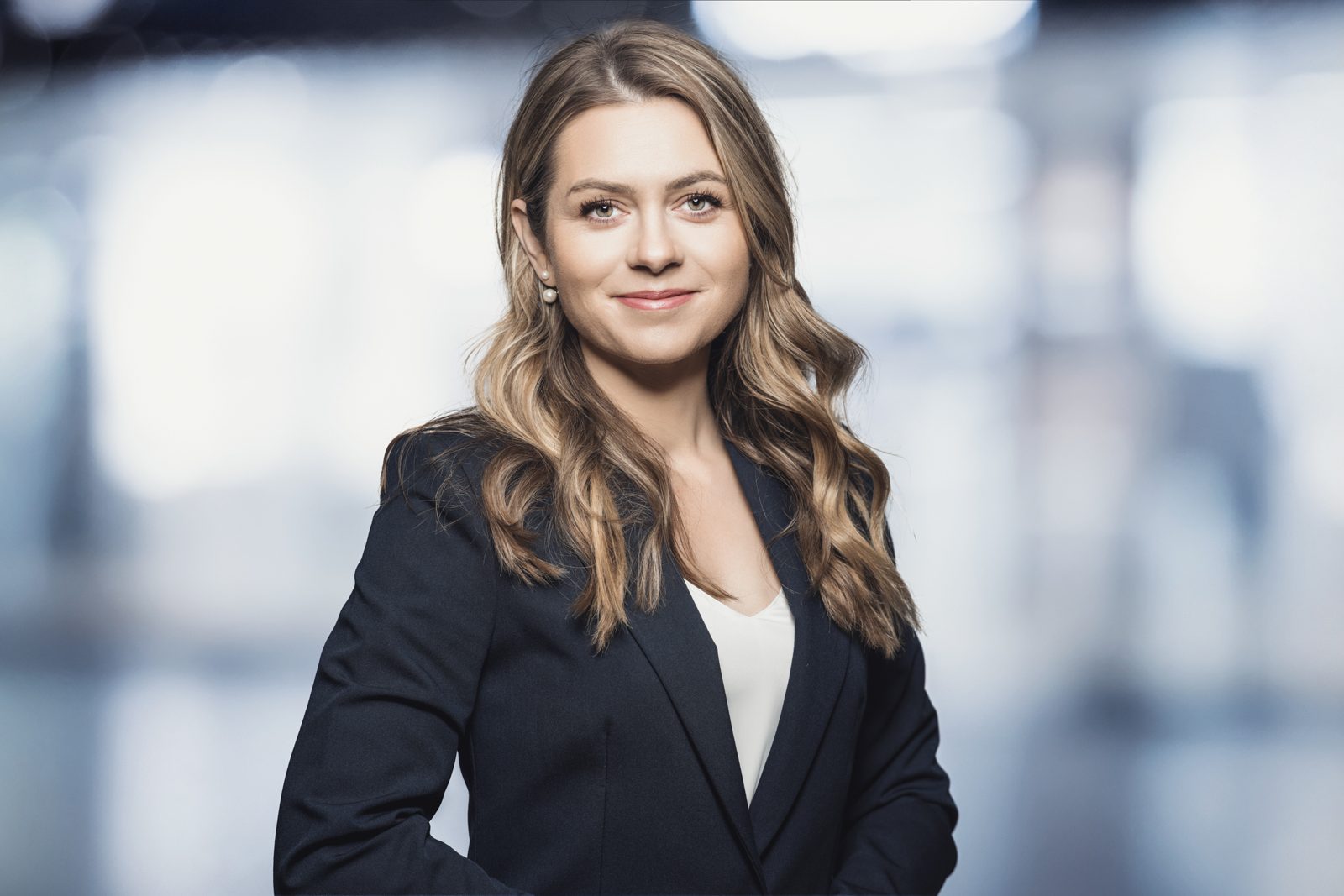 Bewerbungsfoto einer jungen Frau im dunklen Blazer