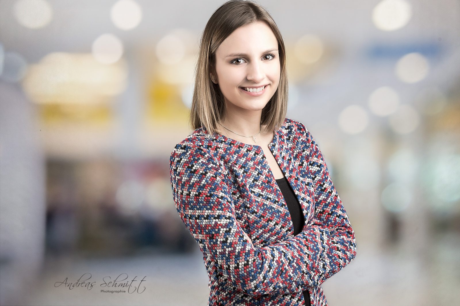 Bewerbungsfoto einer Frau im gemusterten Blazer