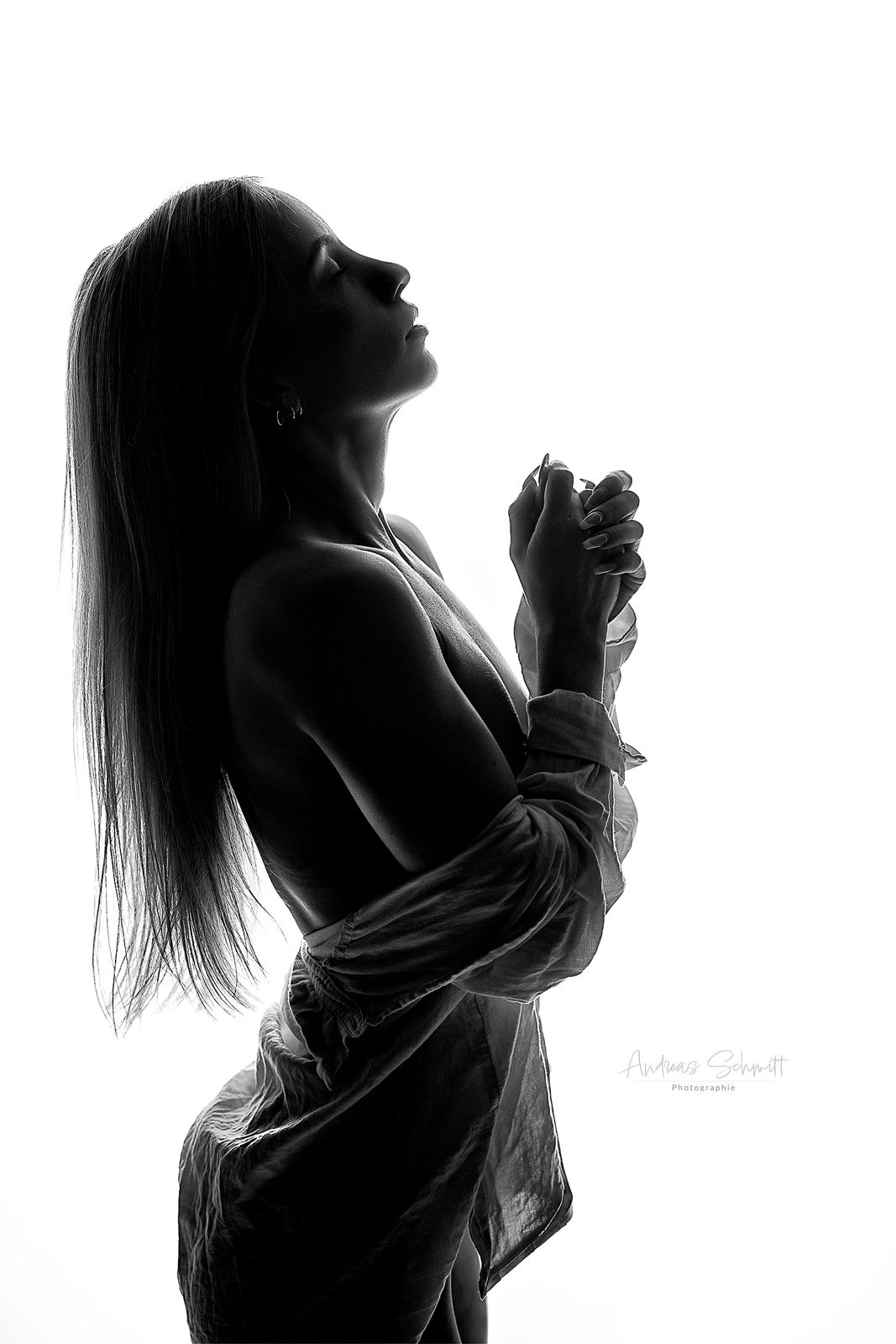 Boudoir: Silhouette einer Frau im Gegenlicht
