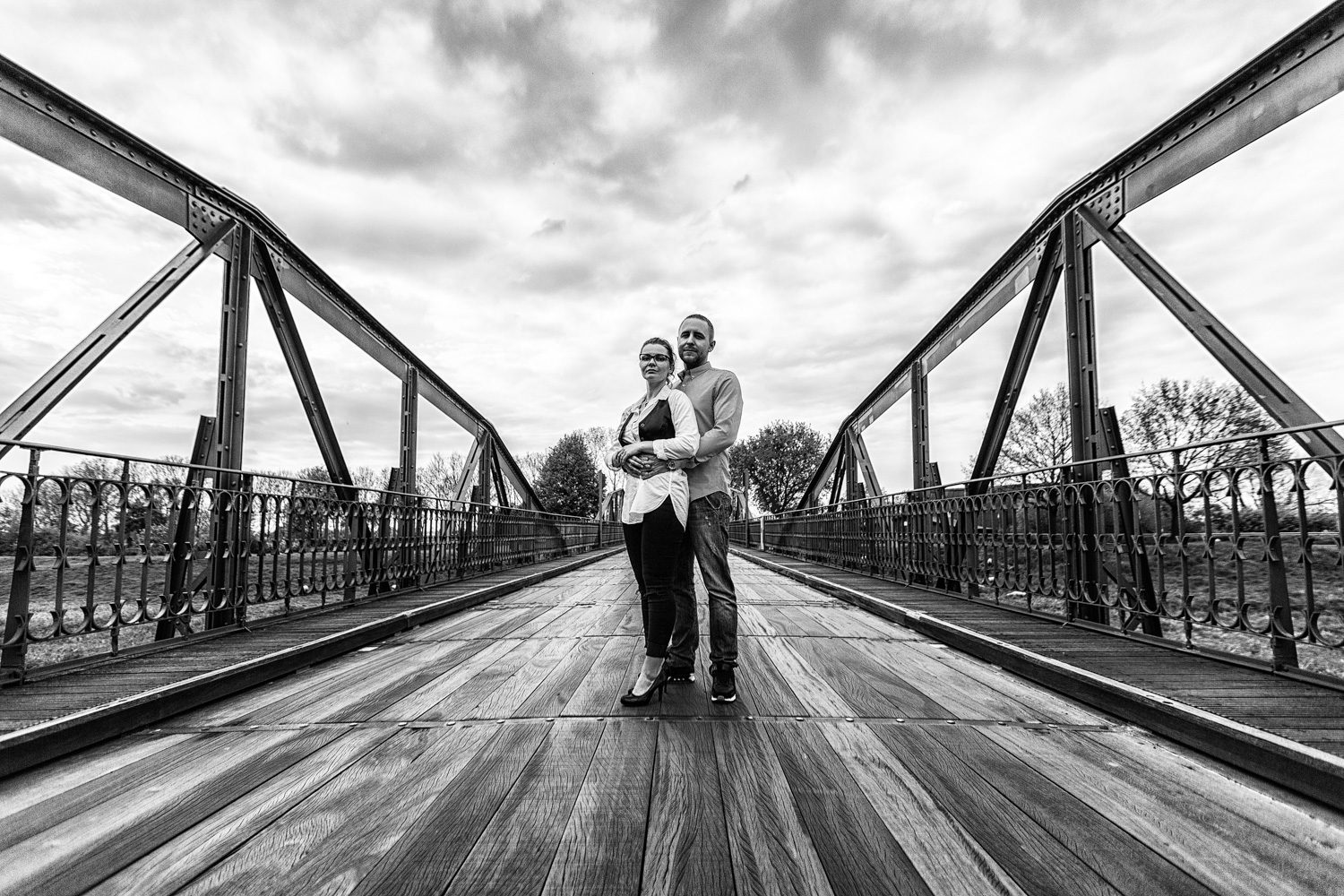 Paar auf einer Stahlbrücke, schwarz-weiß
