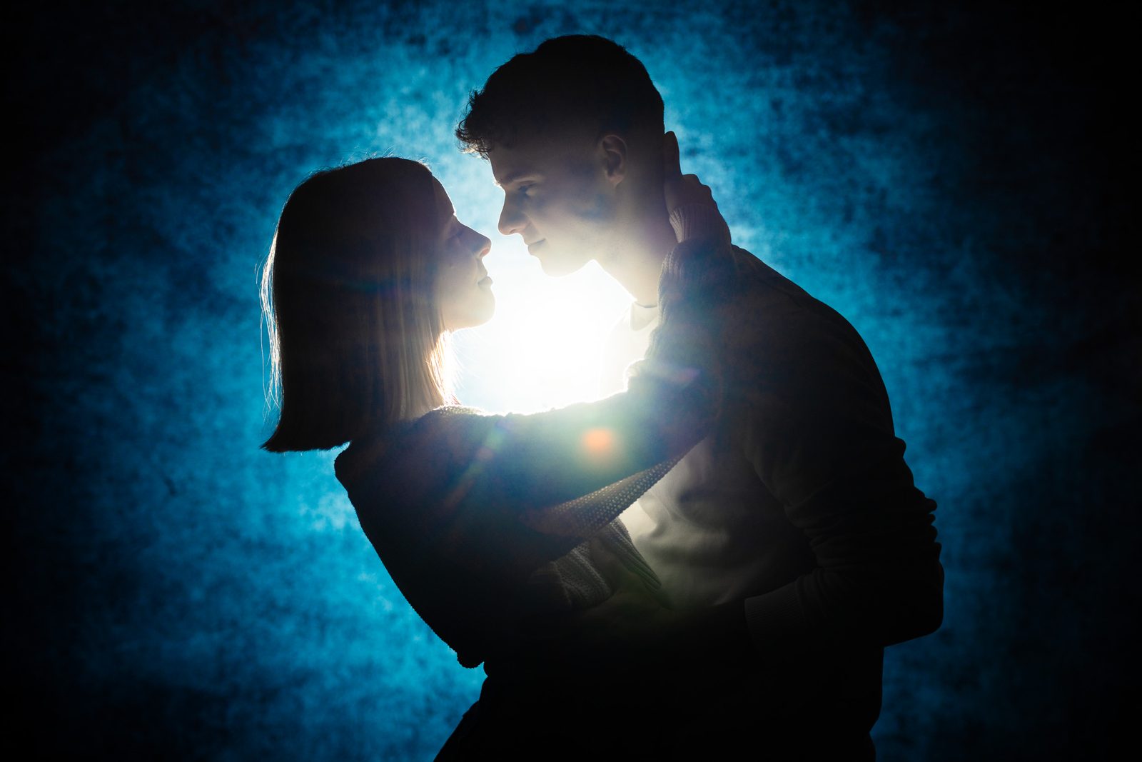 Paar als Silhouette im Gegenlicht