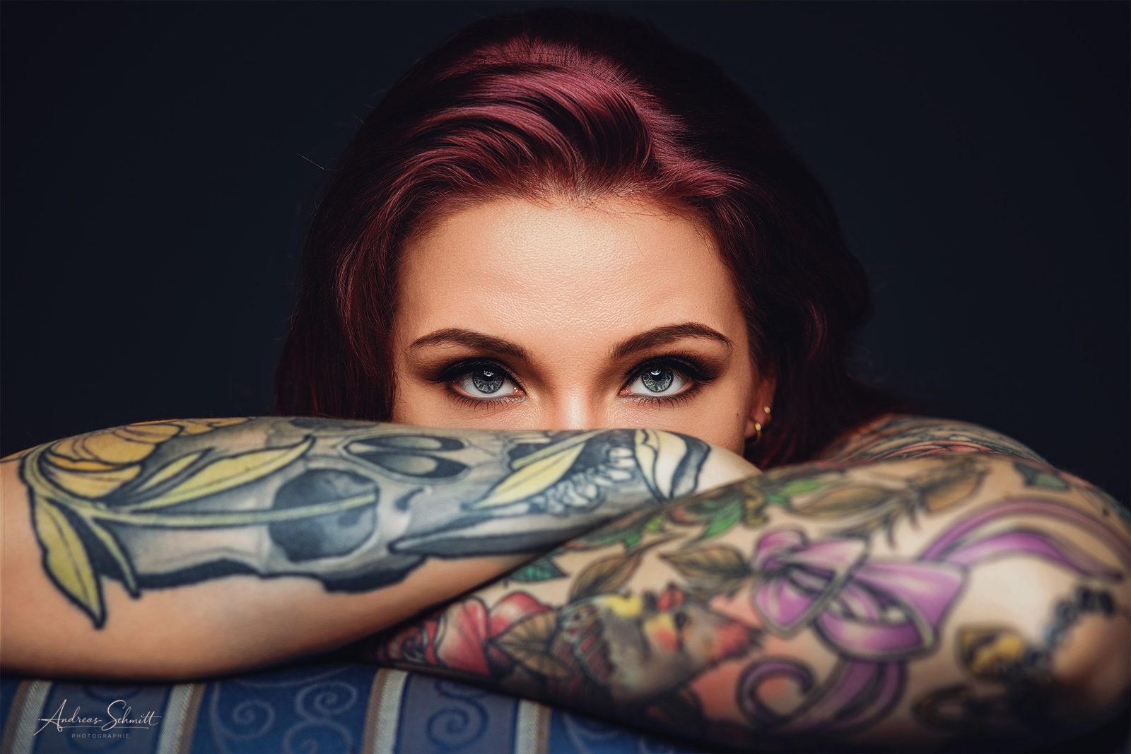 Portrait einer Frau mit tätowiertem Arm