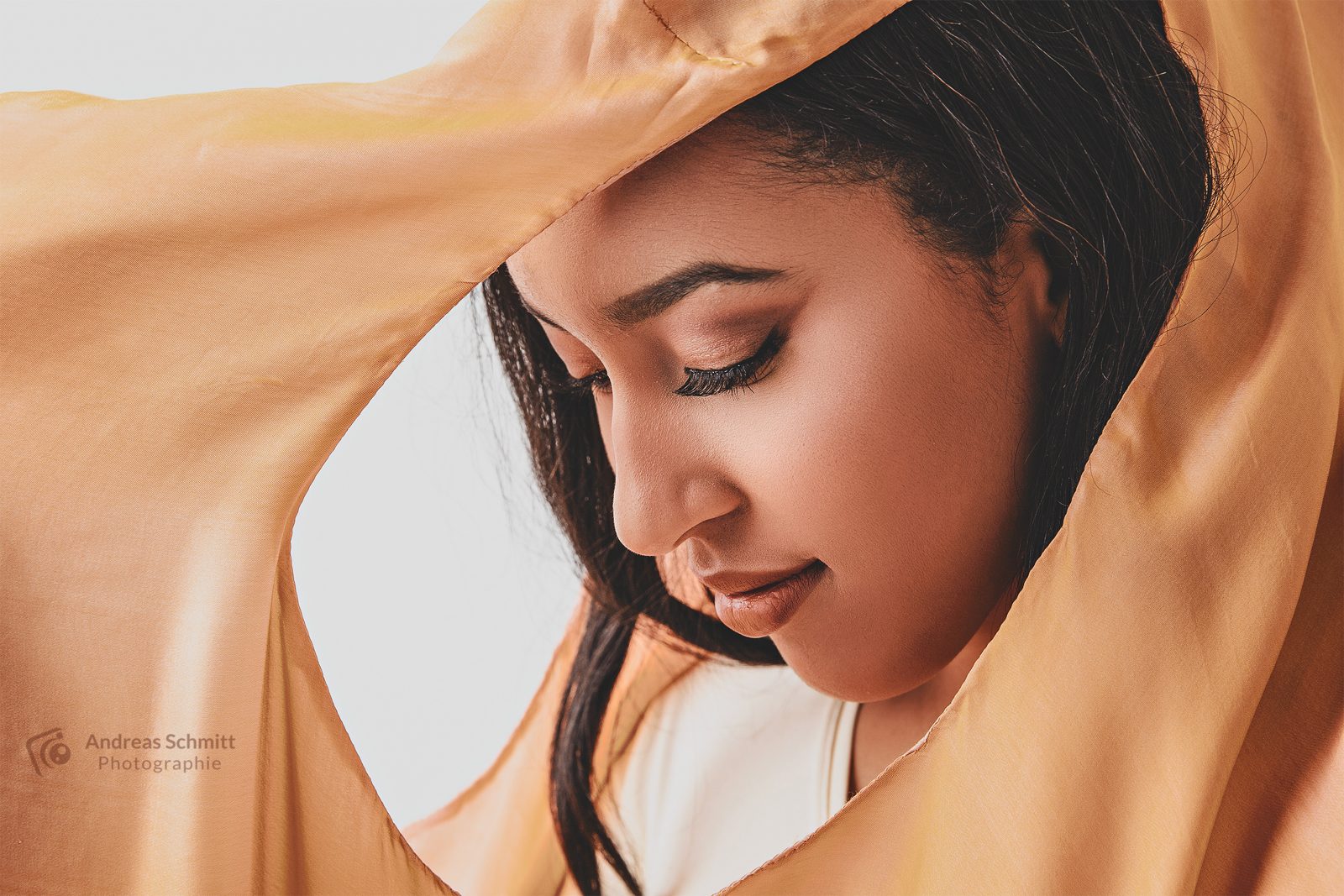 Portrait einer Frau mit orangefarbenem Tuch