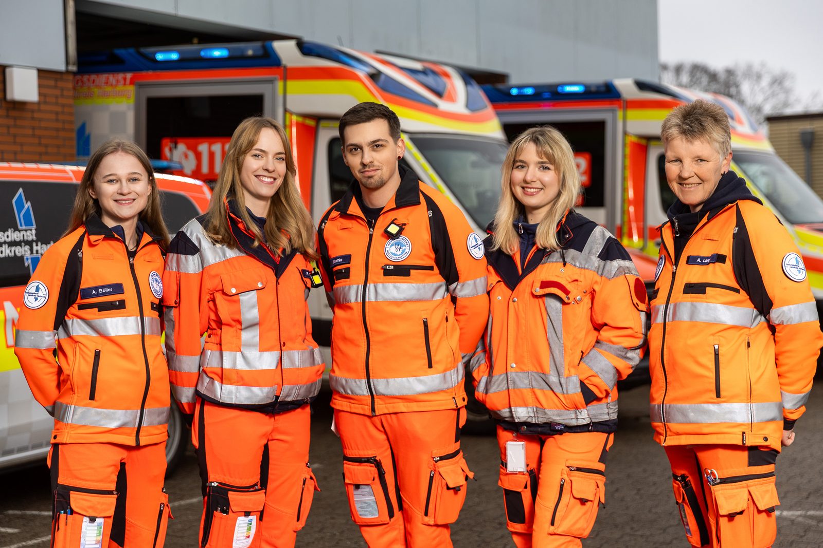 Gruppenfoto eines Rettungsdienst-Teams vor dem Rettungswagen